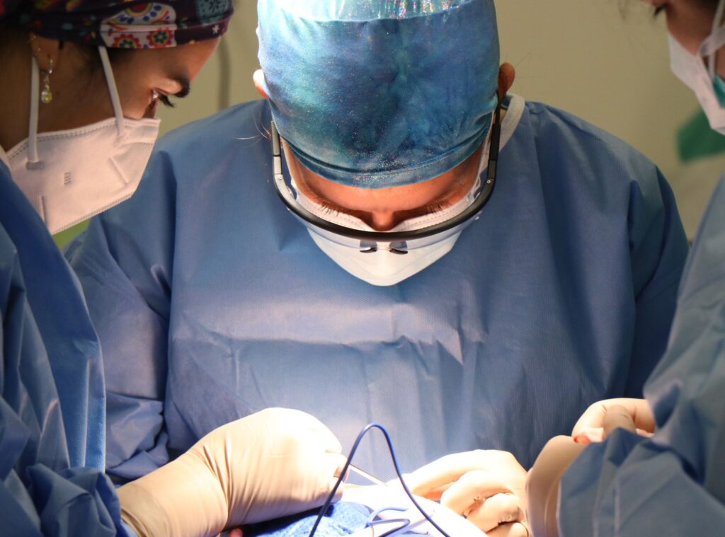 Cirugías convencionales urológicas en Guatemala. Dr. Alfredo Mansilla Guillén urólogo